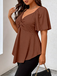 Haut peplum asymétrique marron chocolat pour femme grande taille, col en V, devant torsadé, manches volantées, broderie ajourée - Product Image 5