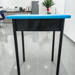 Escritorio Escolar con Superficie de Plástico y Estructura Metálica 440x440x780mm, Diseño Minimalista y Duradero para Uso en el Aula - Product Image 3