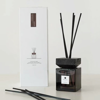 Diffuseur de parfum nordique noir en verre avec bâtonnets