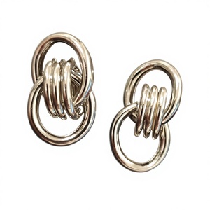 ต่างหูแบบติดหู Abbott สำหรับทุกเพศ ขนาด 25 มม. สีทอง น้ำหนัก 35 กรัม ผลิตจากโลหะผสมสังกะสี เหมาะสำหรับโอกาสอื่นๆ รูปทรงอื่นๆ - Product Image 1