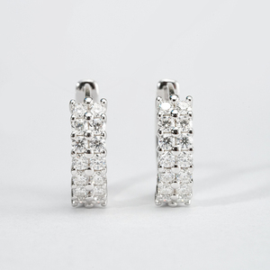 Pendientes Huggie de Lujo para Mujer, Corte Brillante Redondo, Moissanita con Engaste de Garras, Joyería de Plata S925 - Product Image 1