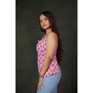 Kurti court à col carré à imprimé floral jaune Isha, vêtement ethnique élégant pour femmes, parfait pour l'été, décontracté, fête, fête, séchage rapide - Product Image 3