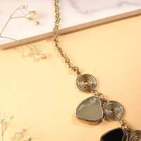 Collier bohème multicolore pour femmes, avec un design de bijoux artisanal, accessoire de mode tendance pour les soirées.