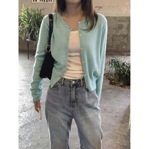 Cardigan court en tricot gris boutonné pour femme, pour un look décontracté d'automne - Product Image 3