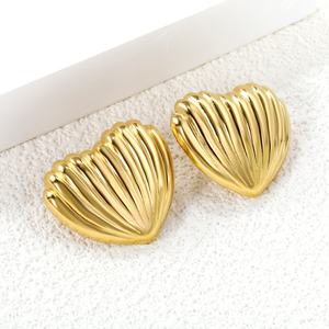 Bijoux de mode personnalisables, minimalistes, plaqués or 18 carats, texture creuse en forme de cœur, boucles d'oreilles en acier inoxydable pour femmes - Product Image 1
