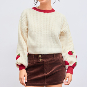 เสื้อสเวตเตอร์ผู้หญิงแบบถักลายสตรอว์เบอร์รี่ คอทรงกลม แต่งขอบตัดสี พร้อมปักโลโก้ตามสั่ง - Product Image 2