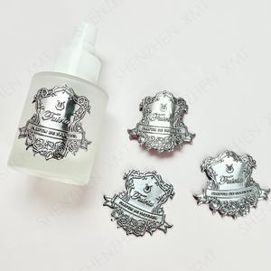 Etiqueta de Aluminio con Acabado Metálico Dorado en Forma Personalizada, Placa de Identificación para Botellas de Perfume con Relieve 3D, Etiquetas de Embalaje con Logotipo Grabado Personalizado - Product Image 2