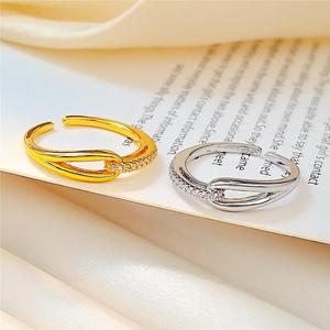 Anello Aperto Regolabile con Fibbia a Ferro di Cavallo e Fila Decorativa di Strass per Donna - Product Image 6
