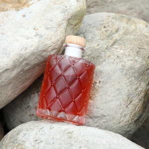 Bouteilles en verre transparent gaufré <span class=keywords><strong>de</strong></span> 50 ml, 100 ml, 120 ml, 150 ml, 200 ml avec bouchon en liège pour spiritueux, whisky, vodka – Vente en gros - Product Image 1
