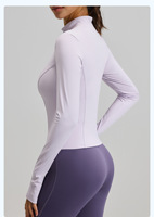 Veste de yoga zippée ajustée pour femme, respirante, à manches longues, avec trou pour le pouce, idéale pour la gym, la course et l'entraînement (vente en gros)