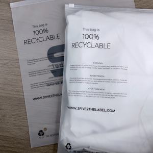 Sacs à fermeture éclair givrés personnalisés avec impression noire - Emballage en poly mat pour le branding des marques athleisure et de vêtements - Product Image 4