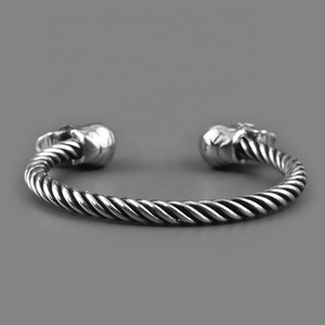 Bracelets joncs torsadés pour hommes en acier inoxydable massif, bijoux à double tête de mort - Product Image 5