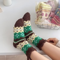 Chaussettes d'intérieur douillettes pour femmes en polaire corail épaisse et chaude, motif Fair Isle en fil plume, anti-boulochage, pour l'hiver et l'automne