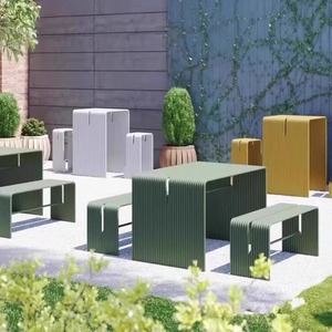 Ensemble table et chaises d'extérieur design pour patio, terrasse, jardin, salon de thé, café, maison d'hôtes simple, hôtel - Product Image 1