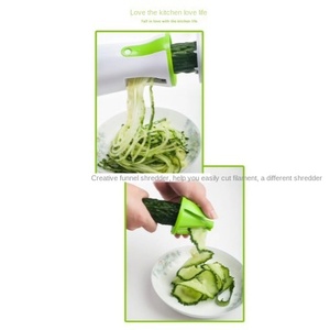 Coupe-<span class=keywords><strong>légumes</strong></span> <span class=keywords><strong>électrique</strong></span> en plastique, coupe-radis en spirale, entonnoir rotatif, trois-en-un, râpe - Product Image 5