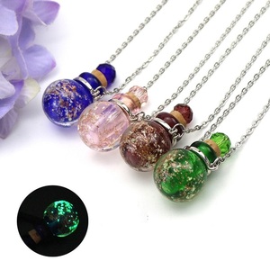 Collier avec flacon d'huile essentielle en acier inoxydable qui brille dans le noir, pendentif lumineux, chaîne - Product Image 1