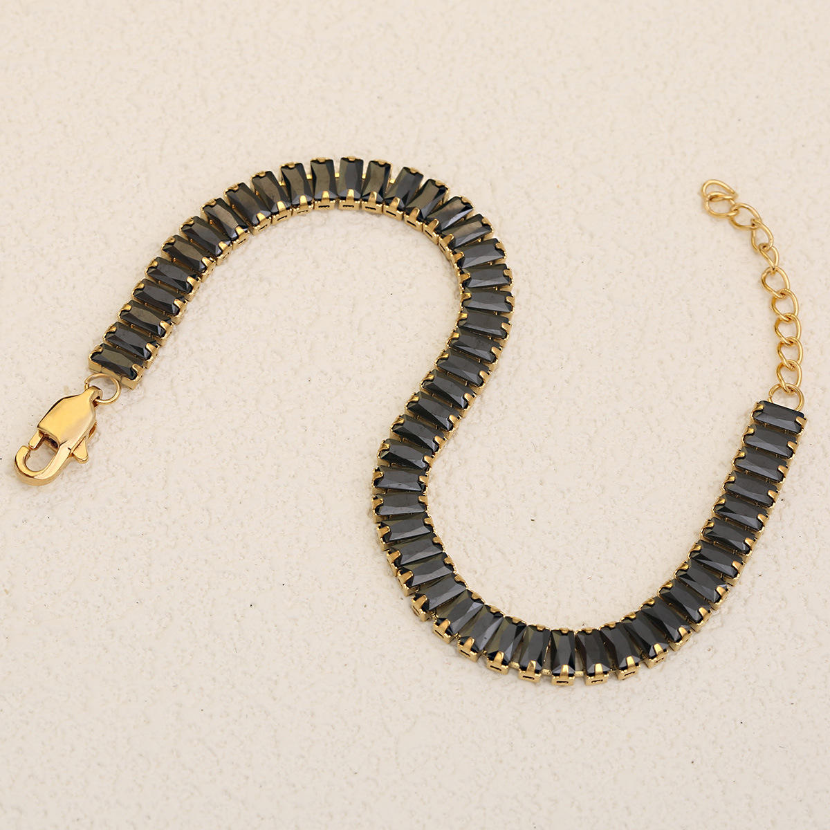 สร้อยข้อมือพลอยเทียมสีดำทอง