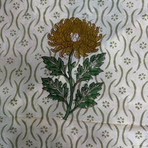 Tissu imprimé en coton blanc cassé de qualité supérieure, orné de grandes fleurs de chrysanthème jaune moutarde et de feuilles botaniques vertes riches - Product Image 6