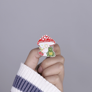 Broche de rana de alta calidad, pin de solapa de esmalte suave para <span class=keywords><strong>casa</strong></span>, seta, diseño personalizado, pin esmaltado de metal de dibujos animados, precio al por mayor - Product Image 1