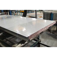 Panneau sandwich ondulé en mousse PU/PIR ignifuge et isolant thermique OEM pour mur extérieur et toiture de préfabriqué d'entrepôt, résistant à l'eau