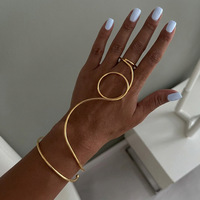 Bracelet manchette punk géométrique en fil métallique pour femme, avec anneaux irréguliers connectés, idéal pour le quotidien, les fêtes ou comme cadeau