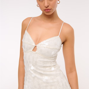 Robe de soirée mi-longue LEDUO en gros, blanche à sequins, à fines bretelles, col cœur, moulante, découpée, sans manches - Product Image 3