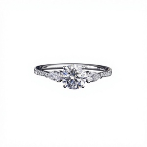 Bague de fiançailles solitaire en or massif sertie de diamants de laboratoire taille ronde et taille poire, avec trois diamants latéraux - Product Image 1