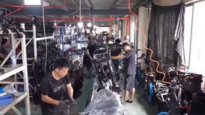 มอเตอร์ไซค์ไฟฟ้า 72V 2000W ที่เชื่อถือได้ พร้อมยางขนาด 12 นิ้ว สำหรับผู้ใหญ่ รองรับน้ำหนัก 250 กก. ความเร็ว 40-60 กม./ชม. - Product Image 6