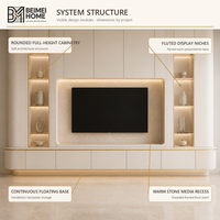 Meuble TV mural moderne en bois massif crème avec niches de présentation cannelées, panneau multimédia en pierre pâle pour salon de villa OEM
