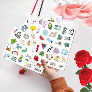 Autocollants personnalisés imperméables en PVC holographique résistants à l'huile pour le Nouvel An avec impression UV pour étiquettes publicitaires - Product Image 5