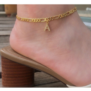 Bijoux de pied à la mode en strass 26 lettres pendentif Bracelet de cheville en or 18k chaîne Figaro en cristal CZ Bracelet de cheville initiale en acier inoxydable - Product Image 2