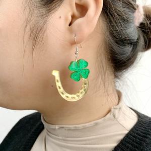 Boucle d'oreille en fer à cheval pour le <span class=keywords><strong>carnaval</strong></span> de la Saint-Patrick personnalisé en acrylique scintillant poudre de trèfle porte-bonheur - Product Image 3