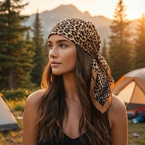 Sciarpa Quadrata da Donna con Stampa Leopardata in Materiale alla Moda, Indossabile in Diverse Modalità - Product Image 3