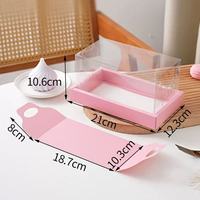 Boîte à dessert avec couvercle transparent en PET pour gâteau roulé suisse, gâteau en tranches, macarons, servie sur plateau de base vert, rose, beige, blanc