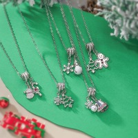Collier Charme de Noël Mignon avec Pendentifs Père Noël, Flocon de Neige, Clochette et Pain d'Épices pour Femme, Cadeau de Bijoux de Fêtes