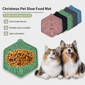 แผ่นรองเลียซิลิโคนแบบพกพาเป็นมิตรกับสิ่งแวดล้อม ดีไซน์ใหม่รูปต้นคริสต์มาส แผ่นรองเลียเนยถั่วสำหรับสุนัขและแมว - Product Image 3