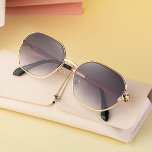 แว่นกันแดดทรงเหลี่ยมสำหรับผู้หญิง ดีไซน์หัวงู ขาโลหะ ป้องกันรังสียูวี 400 สไตล์อินสตาแกรม - Product Image 4