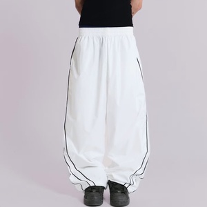 กางเกงขายส่งแบบกำหนดโลโก้เองได้ น้ำหนักเบา แฟชั่นลำลอง เอวยางยืด ผ้าโพลีเอสเตอร์ ดีไซน์ขอบข้างตัดสีแบบเรียบง่าย - Product Image 5