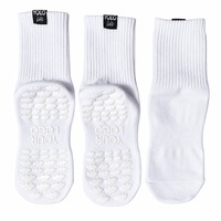 Chaussettes de yoga et de Pilates antidérapantes pour jeunes femmes, avec logo personnalisé OEM, en tissu semi-éponge, bordure à volants, motif cœur, patte et nuage brodés