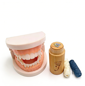 Fil dentaire en bambou biodégradable écologique, personnalisé, végétalien, ciré au charbon de bois - Product Image 1