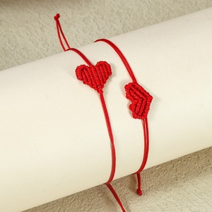 Braccialetto Regolabile con Ciondolo a Cuore Rosso per Donne, Design Trendy e Alla Moda con Perline Dorate, Regalo per Look Casual e Boho - Product Image 4