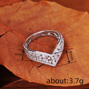 Anello impilabile a forma di V per donna, elegante gioiello geometrico alla moda - Product Image 4