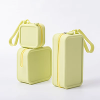 Trousse de Maquillage Carrée Imperméable en Silicone Personnalisée et Tendance avec Fermeture Éclair pour Femmes – Motif Lettre