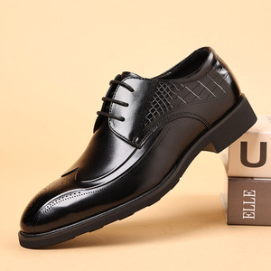 Chaussures en cuir de style nouveau. Chaussures rétro gravées en cuir véritable pour hommes. Chaussures habillées formelles pour hommes de style anglais. Chaussures de bureau. - Product Image 3