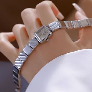 LYN-BS-FA1906 Nuevo Reloj de Mujer, Estilo Neutral, Clásico, Retro, con Temperamento, Reloj de Cuarzo para Mujer - Product Image 3