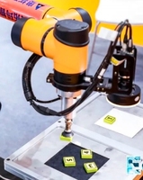 Le robot collaboratif AUBO I10 et les travailleurs réalisent une coopération humain-machine pour réaliser une série de travaux et de tâches d'assemblage