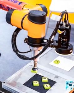 Le <span class=keywords><strong>robot</strong></span> collaboratif AUBO I10 et les travailleurs réalisent une coopération humain-machine pour réaliser une série de travaux et de tâches d'assemblage - Product Image 5