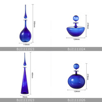 Ensemble d'objets décoratifs en verre soufflé à la main de style babylonien bleu Klein, formes uniques, flacon d'apothicaire pour la maison et centre de table de mariage