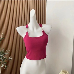 Débardeur rembourré rouge pour le sport et le yoga, idéal pour les sorties décontractées printemps-été-automne, au design doux et épicé - Product Image 2
