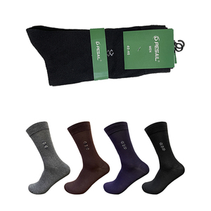 Vente en gros de chaussettes courtes fines et confortables pour hommes Style décontracté en noir gris respirant excellent pour la manchette de logo de la saison de printemps - Product Image 1